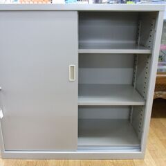 スチール収納庫 カギ付き 幅88高さ88㎝ 棚板2枚 オフィス家具 スチールキャビネット 引き戸 西岡店の画像