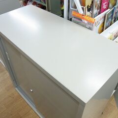 スチール収納庫 カギ付き 幅88高さ88㎝ 棚板2枚 オフィス家具 スチールキャビネット 引き戸 西岡店の画像