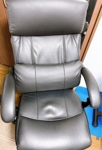【ほぼ新品】オフィスチェア　ハイバック、レザー、クッションフットレスト付き