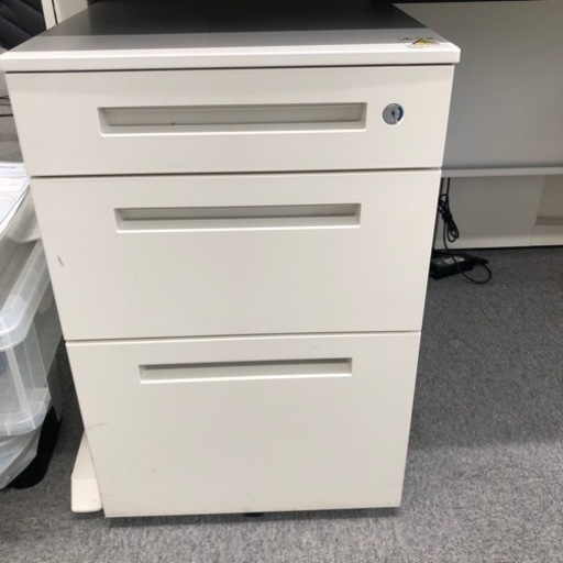 事業縮小の為1セットだけの出品です、中古の事務用机と可動式引き出しと椅子のセットです