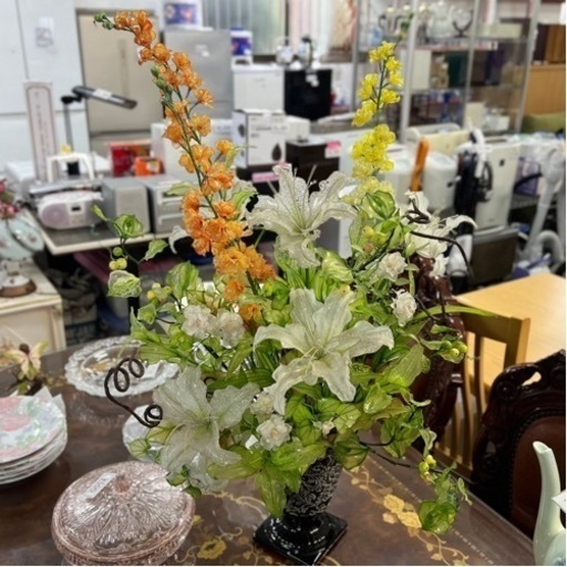 キラキラと綺麗な造花、花瓶のセット