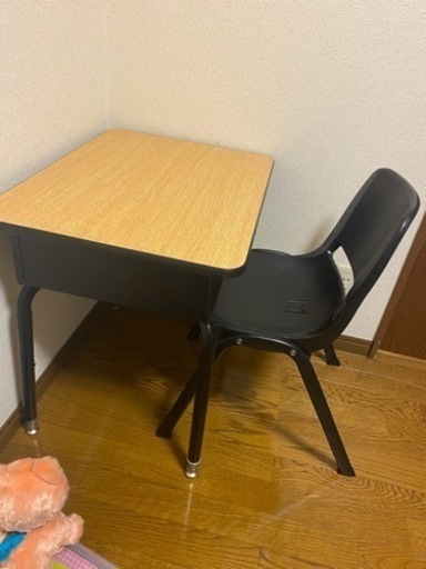 子供用の机とイスセット