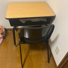 子供用の机とイスセットの画像