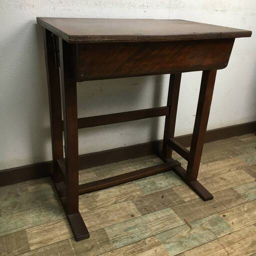 ut12/75【家具】古い学校の勉強机 木製 デスク テーブル 飾り台 昭和レトロ 家具 学習 小学校 ディスプレイ 陳列台 古道具 花台 電話台