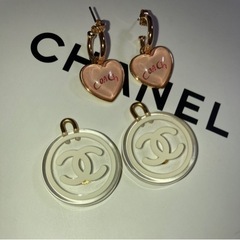 シャネルとCOACHのピアスの画像