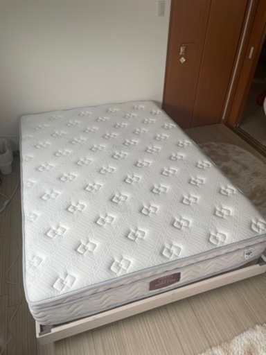 ダブルベッド フレームとマットレス
