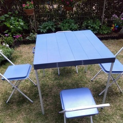 キャンプ用折り畳み椅子、テーブルの画像