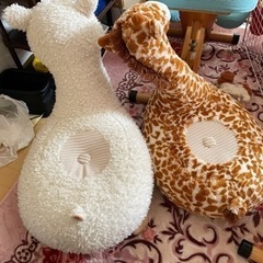 コストコで買ったキリンとラマぬいぐるみの画像