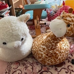 コストコで買ったキリンとラマぬいぐるみ