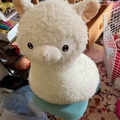コストコで買ったキリンとラマぬいぐるみの画像