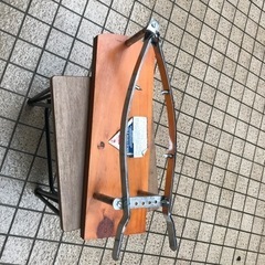 生ハムの原木を置いて切るまな板