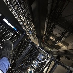物流倉庫内にて自動ラック据付の画像