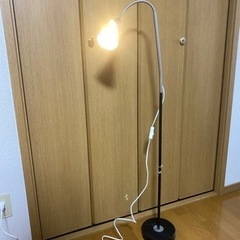 IKEAのスタンド照明 スイッチあり、球付き 最終値下げします。