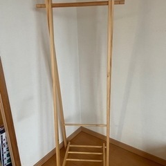 木製ハンガーラックの画像