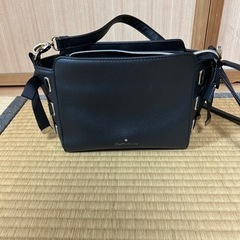 黒色リボン付きのショルダーバックの画像