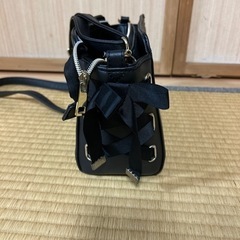 黒色リボン付きのショルダーバックの画像