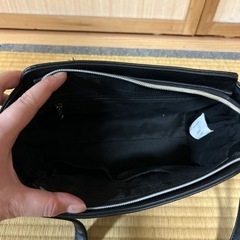 黒色リボン付きのショルダーバックの画像