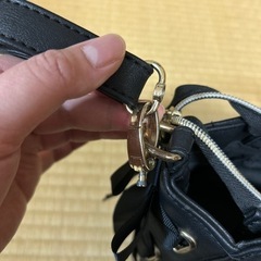 黒色リボン付きのショルダーバックの画像