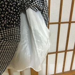 ギンガムチェックと花柄の切り替えスカートの画像