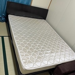 ダブルベッド、マットレス付き