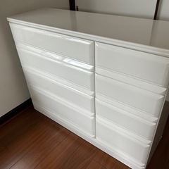 白の洋タンスの画像