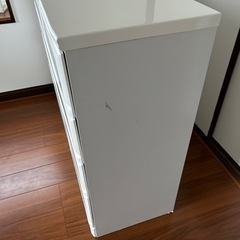 白の洋タンスの画像
