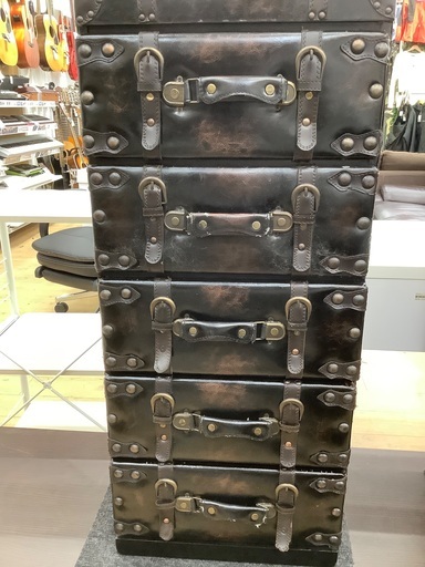 ビンテージ感漂うトランク型チェストのご紹介です！