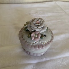 陶器の小物入れの画像