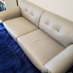 【中古美品】3人がけソファ ソフトレザー 革 グレージュ モダンデコ 