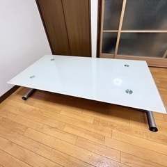 ガラスのダイニングテーブルの画像