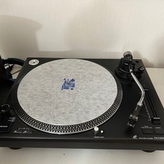 DJターンテーブルとミキサーの画像