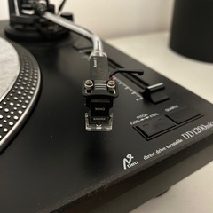 DJターンテーブルとミキサーの画像
