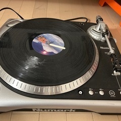 DJターンテーブルとミキサーの画像