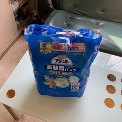 大人用紙おむつテープパンツタイプ大量の画像