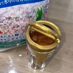 水槽の砂利と熱帯魚のエサの画像