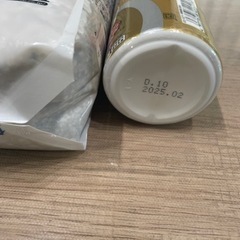 水槽の砂利と熱帯魚のエサの画像