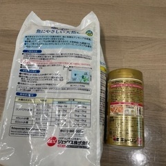 水槽の砂利と熱帯魚のエサの画像