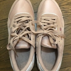リーボックのスニーカーあげます。