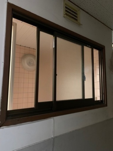 窓ガラス　サッシつき　鍵付き