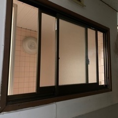 窓ガラス　サッシつき　鍵付き