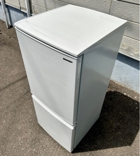 札幌市内配送無料 美品 18年製 シャープ SHARP 137L 2ドア冷蔵庫 SJ-D14E-W どっちもドア