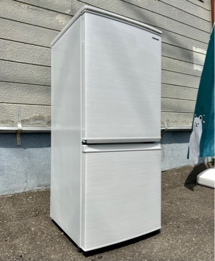 札幌市内配送無料 美品 18年製 シャープ SHARP 137L 2ドア冷蔵庫 SJ-D14E-W どっちもドア