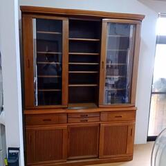 大きな食器棚の画像