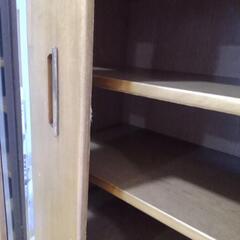 大きな食器棚の画像