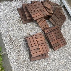 バルコニーなどにおけるウッドデッキタイル