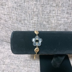 アクリルフラワーとゴールドパーツのブレスレットの画像