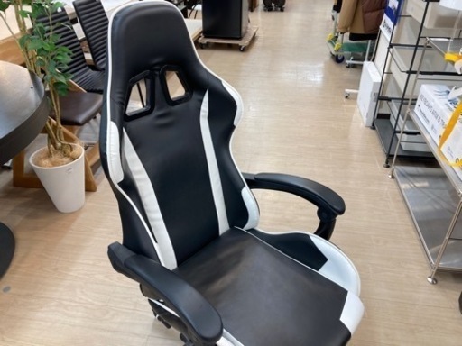 【トレファク名古屋徳重】ゲーミングチェア（ﾌﾞﾗｯｸ×ﾎﾜｲﾄ）のご紹介！