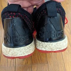 adidas boostスニーカーの画像