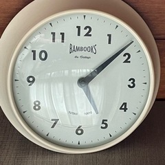 白のぽってりとした掛け時計