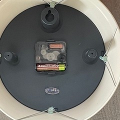 白のぽってりとした掛け時計の画像